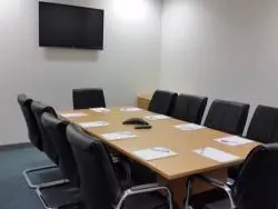 10 person meeting room